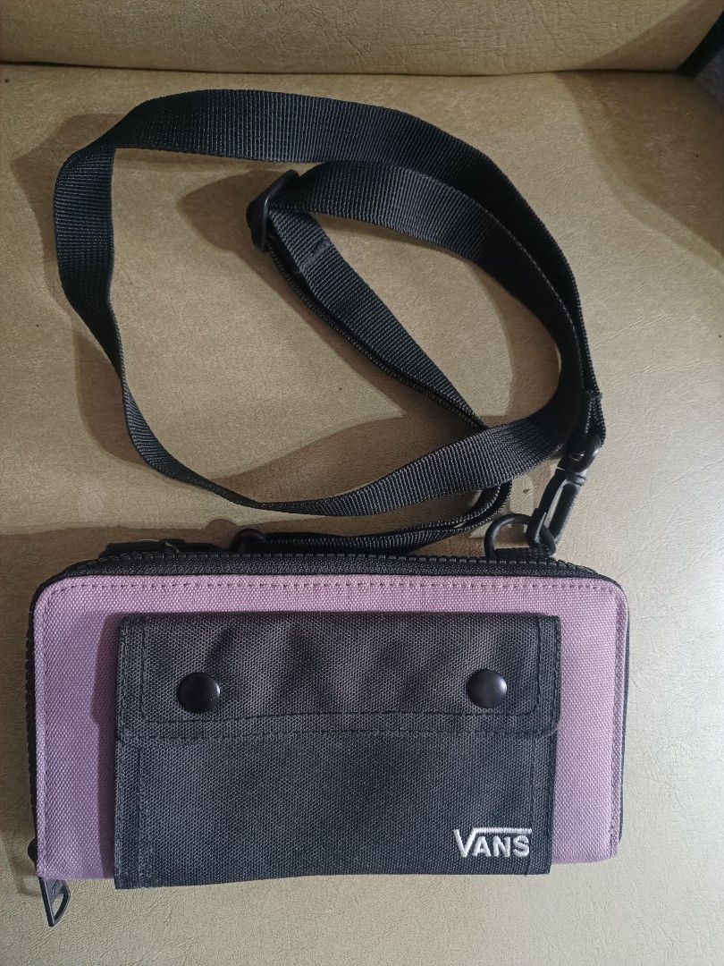 Vans Sling wallet (Category: Purses & Pouches) located in Imus. Submitted by cmp888 (Listing ID 1405622054, Image 1). Description: original from usa...hardly used...stick in cabinet needs decluttering.