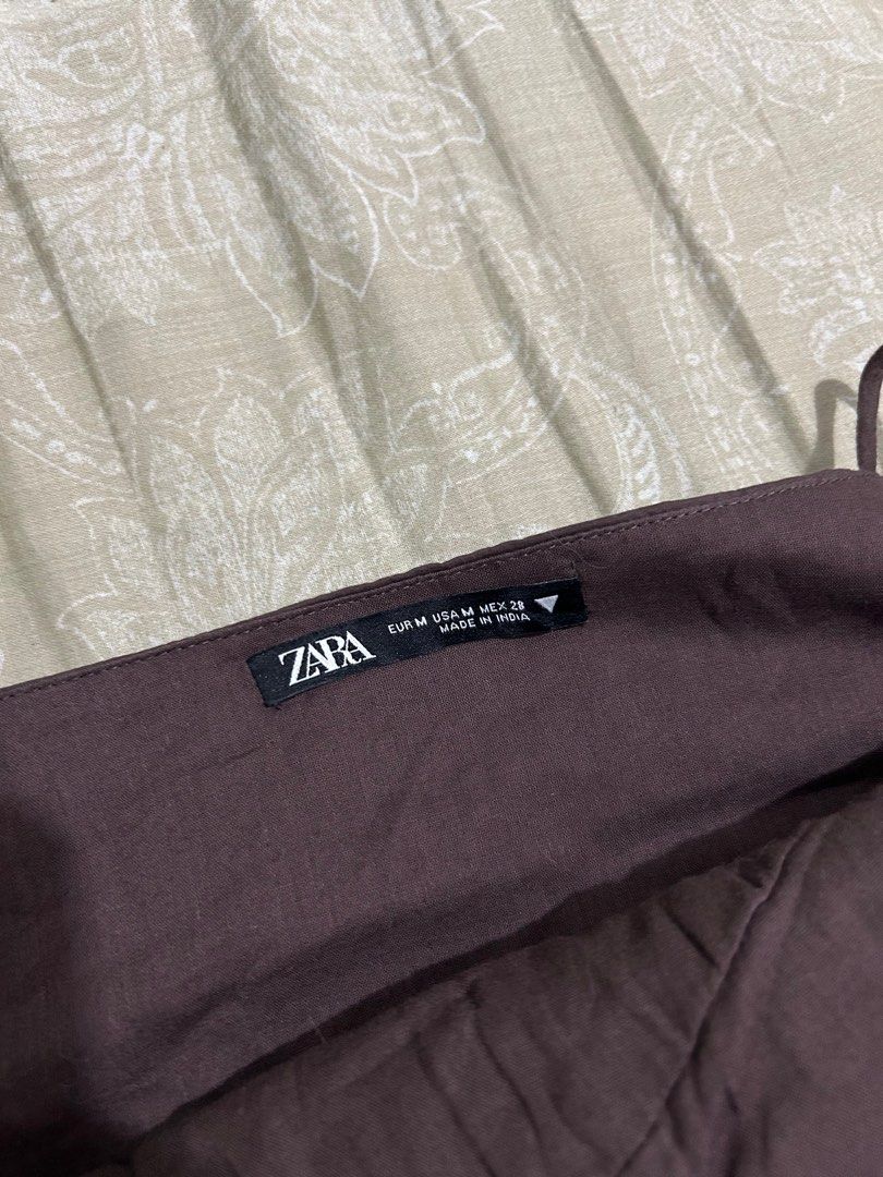 Zara Brown Ruffled Top (Category: Sleeveless) located in Quezon City. Submitted by p0lingkit (Listing ID 1405595168, Image 2). Description: 🔸 Last price na po 🔸Never worn, fit lang (no when worn as well kasi mahaba yung strap for me but adjust it however you like) 🔸See photos for dimension 🔸Brown color 🔸Size M 🔸Secret zipper so sakto lang fit 🔸Rfs: decluttering + funds to feed pets 🥹.