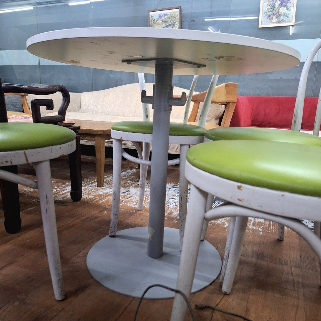 2nd hand Round Dining Table (Category: Tables & Sets) located in Paranaque City. Submitted by feybelhaft (Listing ID 1405789814, Image 1). Description: - Round white table (D80cm x H70cm) - Perfect for small dining areas - Ideal for everyday use.