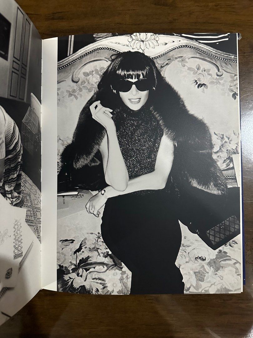 American Fashion Accessories (Category: Magazines) located in Cavite. Submitted by dearreaderph (Listing ID 1405730955, Image 3). Description: Hardbound large format coffee table book about Fashion.