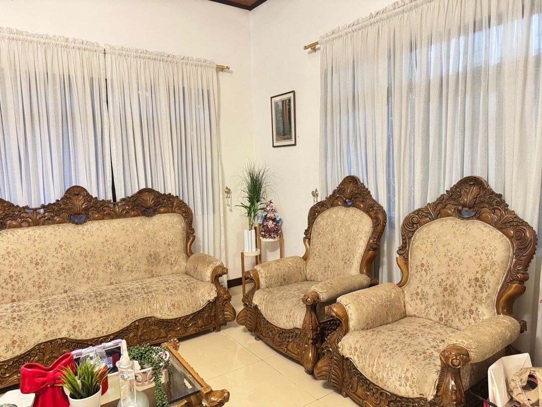 Antique Sofa Set with Center Table (Category: Sofas) located in Batangas. Submitted by jereeemie (Listing ID 1405821577, Image 3). Description: .