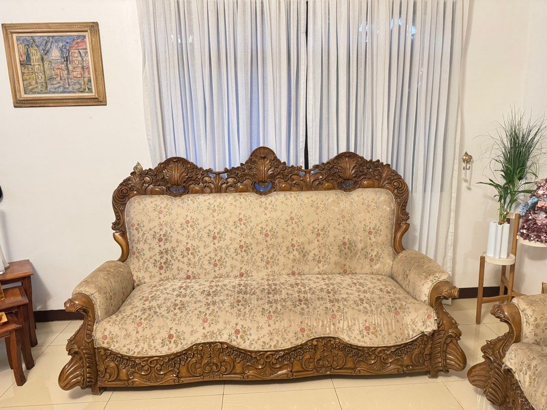 Antique Sofa Set with Center Table (Category: Sofas) located in Batangas. Submitted by jereeemie (Listing ID 1405821577, Image 1). Description: .