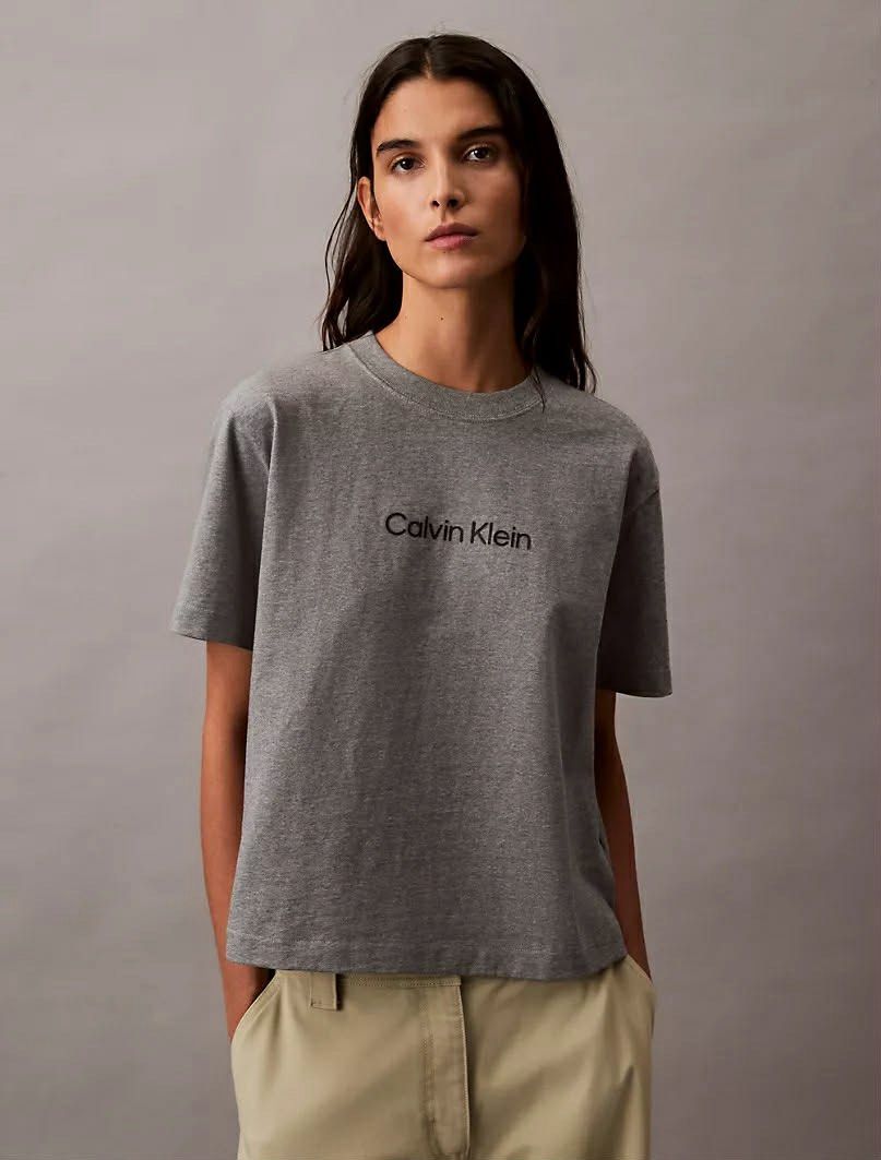 AUTHENTIC Calvin Klein Boxy Fit T-shirt (Category: Tshirts & Polo Shirts ) located in Bulacan. Submitted by the.maplemart (Listing ID 1405776906, Image 1). Description: CALVIN KLEIN BOXY FIT Available in 4 colors - Gray - Red - Black - Green How to order? Screenshot the item & slide in our DM Arrival: 1st to 2nd week of December 🇨🇦 100% Authentic ✅ VISIT OUR IG FOR MORE PASABUY ITEMS: @maplecartbymorelos.