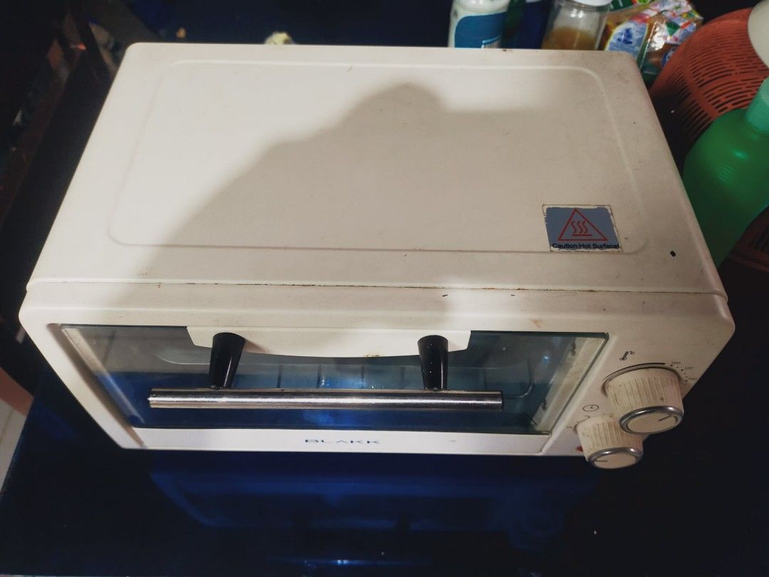 Blakk Oven Toaster (Category: Ovens & Toasters) located in Manila. Submitted by ruane_raleigh12 (Listing ID 1405728848, Image 2). Description: - Blakk oven toaster - Glass door - Control knobs for temperature and timer - White exterior - Includes baking tray - Compact size - Good working condition.