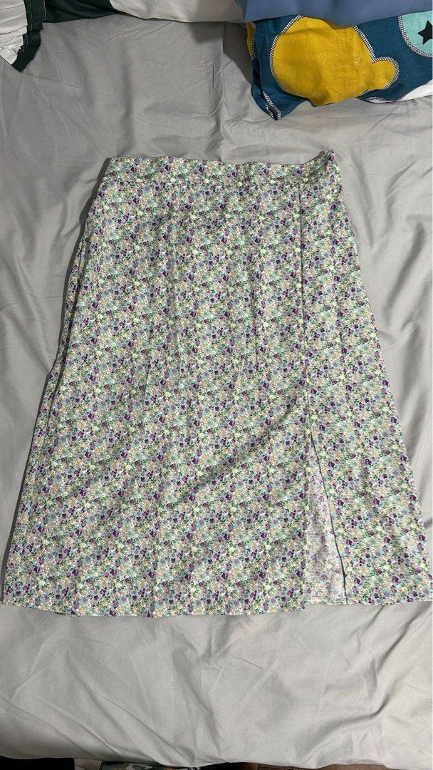 Floral Print Slit Skirt (Category: Skirts) located in Marikina City. Submitted by 333jacky333 (Listing ID 1405790781, Image 1). Description: Bought in Cha Tuk Chak market, never used nalimutan ko I had this haha, cute for plus size girlies out there - Floral print skirt - Colors: Purple, green, and white - Features a side slit - Lightweight fabric - Suitable for warm weather - Classic design.