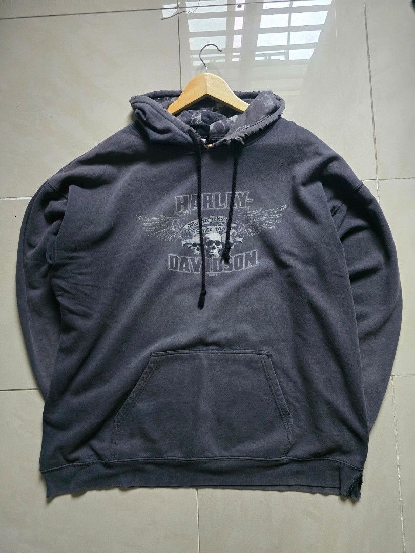 Harley Davidson X-Large Hoodie (Category: Hoodies) located in Puchong. Submitted by nezh4r (Listing ID 1405806685, Image 1). Description: - Dark grey vintage Harley Davidson hoodie - Size: XL - Features: - Front pocket - Harley Davidson logo (front) - Sweetwater Genuine De Aler logo (back) - Distressed cuffs Pit 26/29.