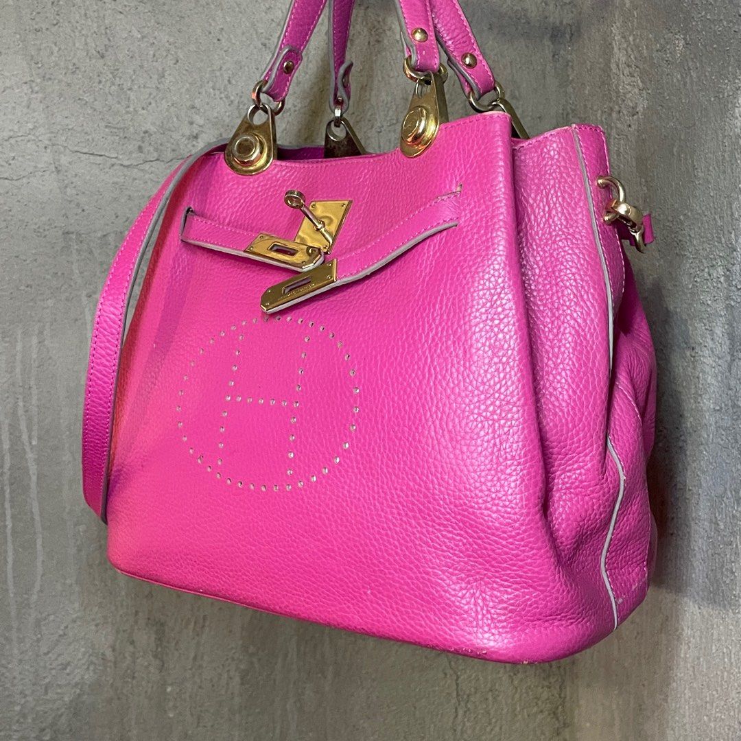 Hermes 2 Way Bag (Category: Luxury Bags & Wallets) located in Bacolod City. Submitted by classy.glamour (Listing ID 1405877754, Image 2). Description: Hermes 2 Way Bag Riri zipper Size: Large with 3 compartments Condition: Very good Flaw: Scratch and Missing zipper puller .