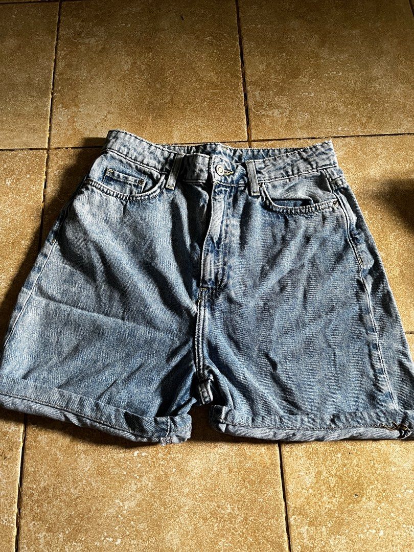 H&m bermuda jean shorts (Category: Shorts) located in Manila. Submitted by shopthevintage (Listing ID 1405749496, Image 1). Description: Pm for details.