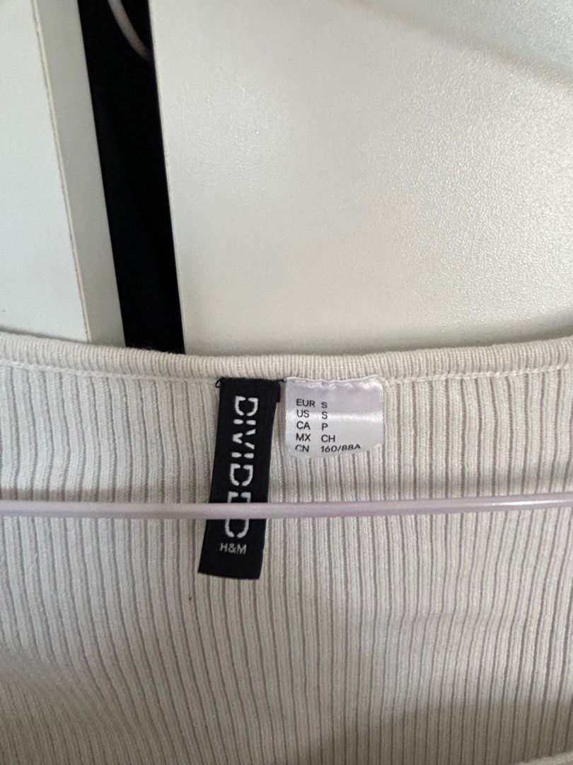 H&M Divided Bustier-look rib-knit top (Category: Sleeveless) located in Dasmarinas. Submitted by lilonsttch (Listing ID 1405730317, Image 2). Description: - H&M Divided crop top - Cream ribbed fabric - Bustier neckline - Long sleeves - Size S - Neutral color - easy to style Original price: ₱ 1,549.00 Price is negotiable ☺️.