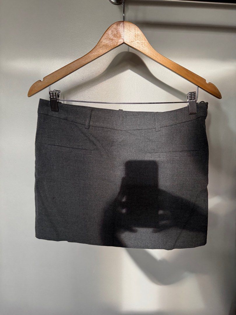 H&M Gray Mini Skirt (Category: Skirts) located in Pasig City. Submitted by helpmedispose (Listing ID 1405794521, Image 3). Description: .