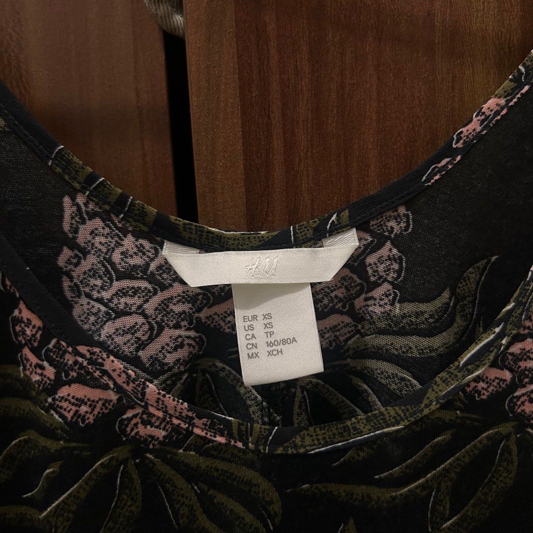 H&M Tank top olahraga floral (Kategori: Atasan) berada di Jakarta Barat. Dikirim oleh kwonnara (ID iklan 1405723816, Gambar 2). Deskripsi: Masih good contion Bahan adem Size XS.