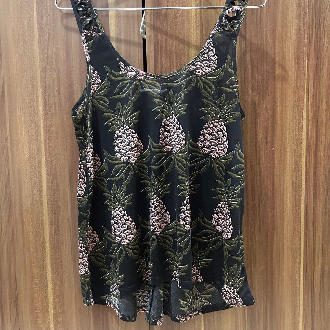 H&M Tank top olahraga floral (Kategori: Atasan) berada di Jakarta Barat. Dikirim oleh kwonnara (ID iklan 1405723816, Gambar 1). Deskripsi: Masih good contion Bahan adem Size XS.