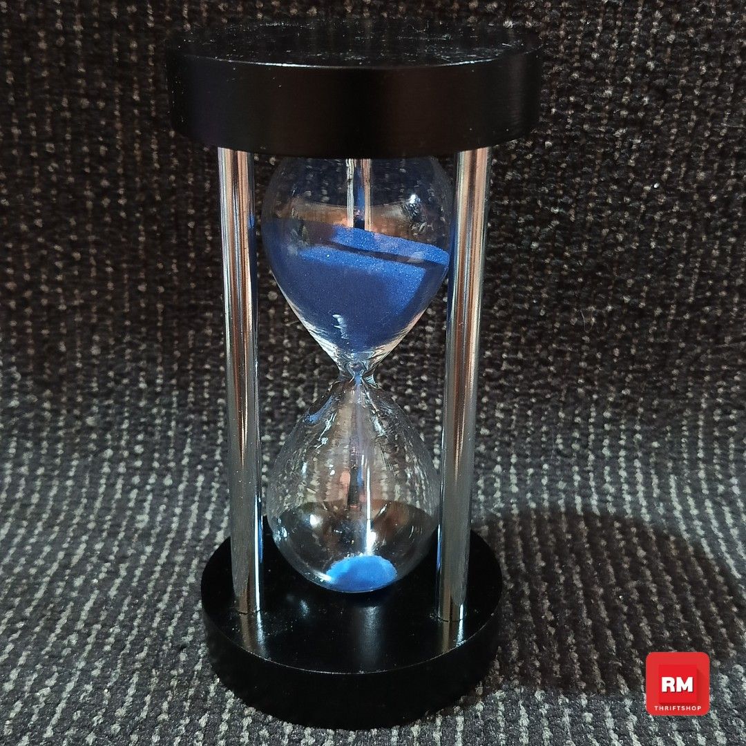 Hour Glass Table Top Decor (Category: Clocks) located in Meycauayan. Submitted by redmants2011 (Listing ID 1405811585, Image 1). Description: 5 minutes Fixed Price Flash Express.