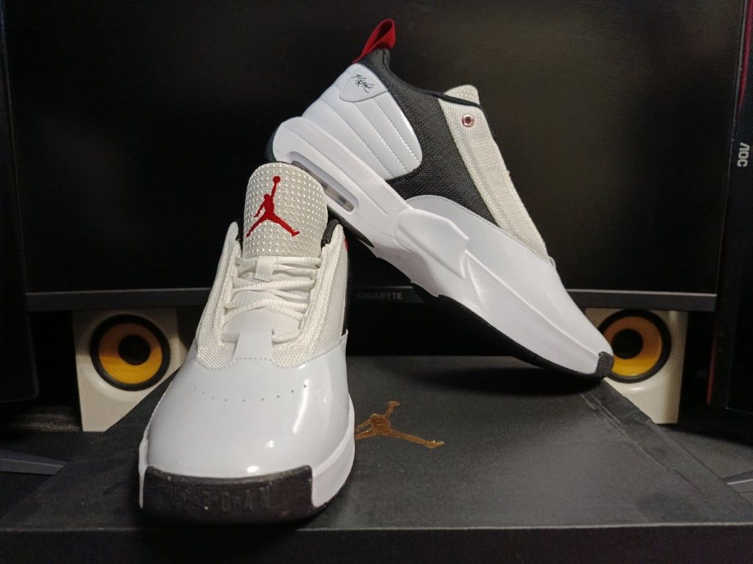 Jordan Max Aura 6 White Gym Red (Category: Sneakers) located in Quezon City. Submitted by frozenshield (Listing ID 1405787278, Image 2). Description: US 12.