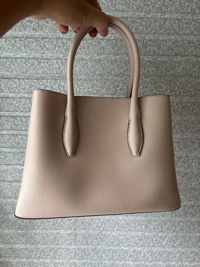 Kate Spade Crossbody (Category: Luxury Bags & Wallets) located in Tacloban City. Submitted by ceegieca (Listing ID 1405907677, Image 2). Description: Small Still gold hardware Clean inside Used for a few times then stored .