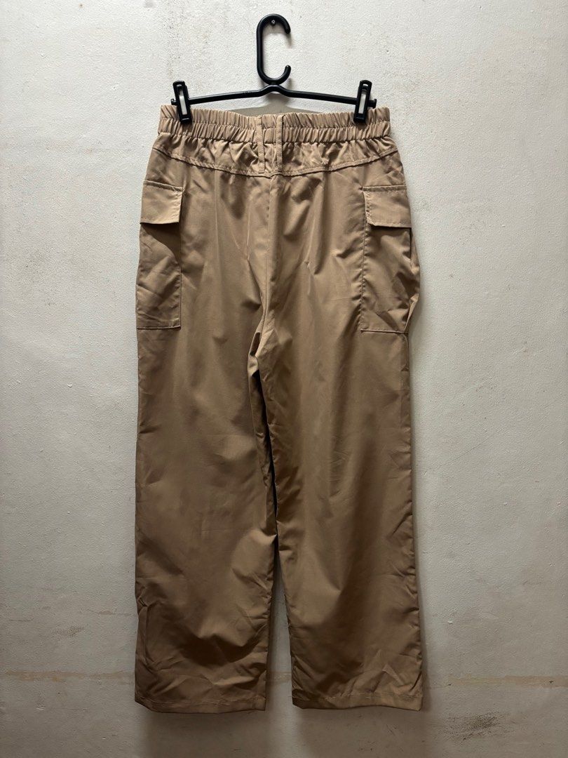 Khaki Cargo Pants (Category: Other Bottoms) located in Paranaque City. Submitted by cathsudon (Listing ID 1405716774, Image 2). Description: > Comfy and good for casual days > Stretchable, elastic waist band > Message for WW > Rfs: Decluttering > Price is negotiable MOP: GCash/BPI via QR (will be provided once I accept the price offered) Delivery: Grab or Lalamove Delivery fee will be shouldered by Buyer.