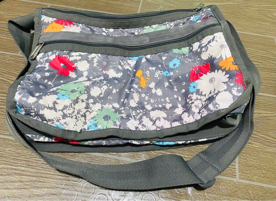 LeSportsac Floral Shoulder Bag (Category: Shoulder Bags) located in Manila. Submitted by badeth11 (Listing ID 1405751872, Image 2). Description: Decluttering 💯 Used twice! need lang po linisin since naka stock lang sya. .
