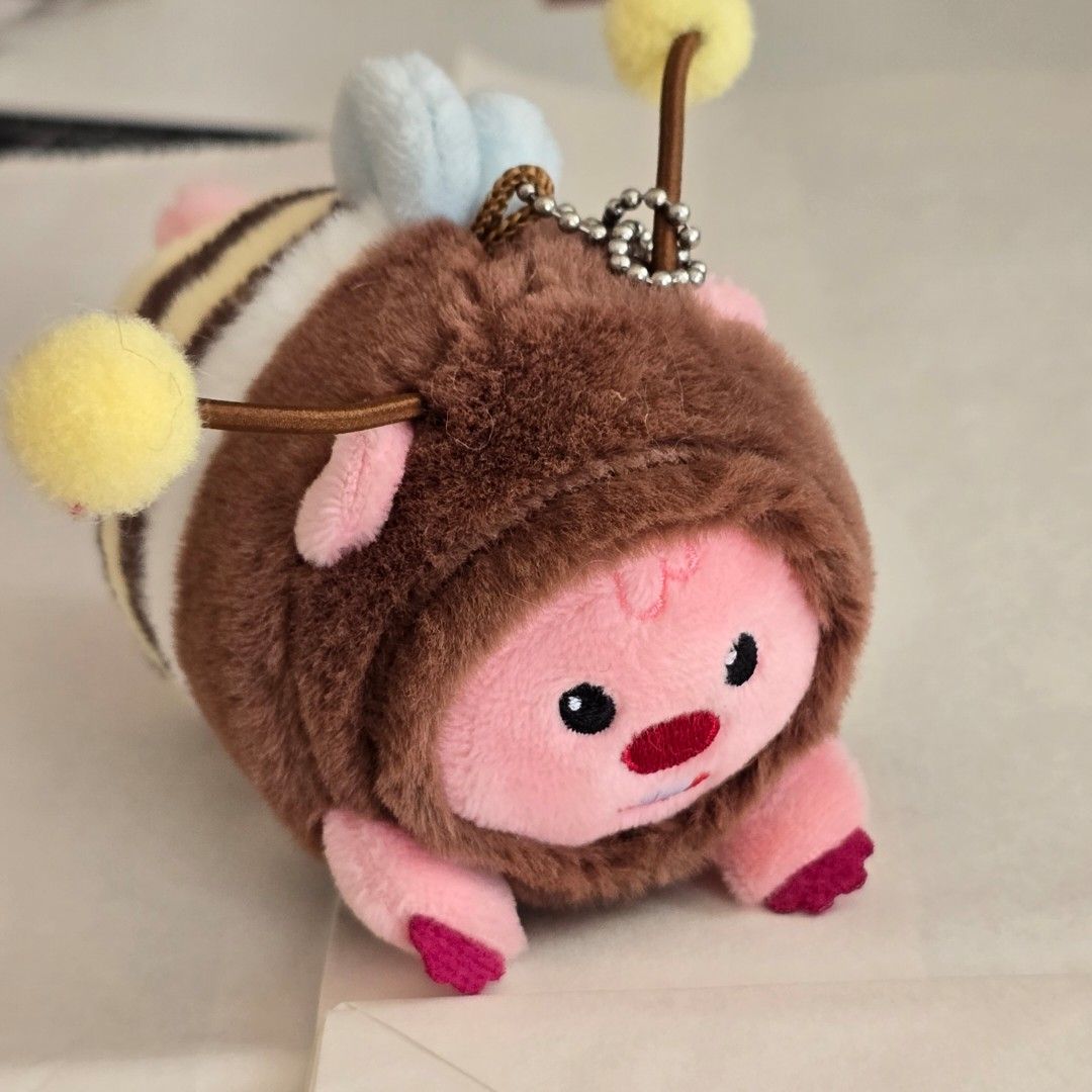 Loopy Bee Plushie Keychain (Category: Plushies & Soft Toys) located in Bacoor. Submitted by y_things (Listing ID 1405716578, Image 1). Description: Loopy Bee Plushie Keyring Bought from China MOP: bdo gcash landbank maribank MOD: sdd jnt ggx.