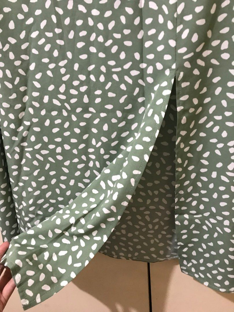 Lovito Green Polka Dot Midi Skirt (Category: Skirts) located in Quezon City. Submitted by rozch (Listing ID 1405803902, Image 2). Description: - Lovito midi skirt (used once sa HK trip) - Green with white polka dots - Size: M (EU 36, US 6) - Features a back slit - Made in China - Perfect for casual outings or Disneyland!.