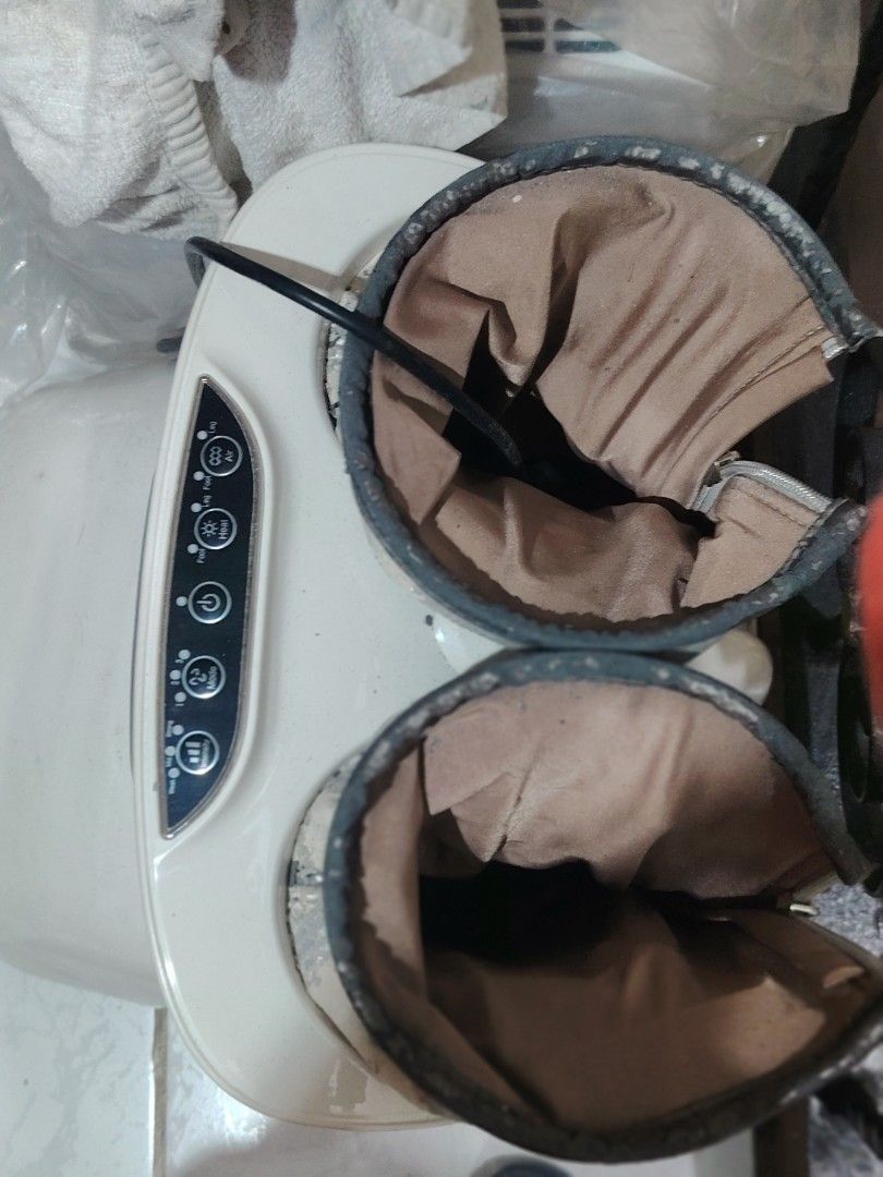 Massage chair (Category: Massage Devices) located in Caloocan City. Submitted by lookingsomething (Listing ID 1405826933, Image 2). Description: Massage chair and foot massage. 100% working..