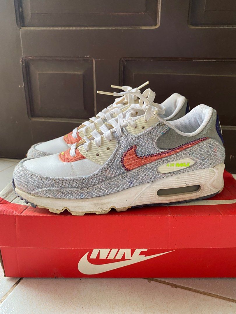 Nike Air Max 90 Sneakers (Category: Sneakers) located in Davao. Submitted by genmate (Listing ID 1405761451, Image 1). Description: Nike Air Max 90 - size: US 9.5M - no heel drags - needs wash.