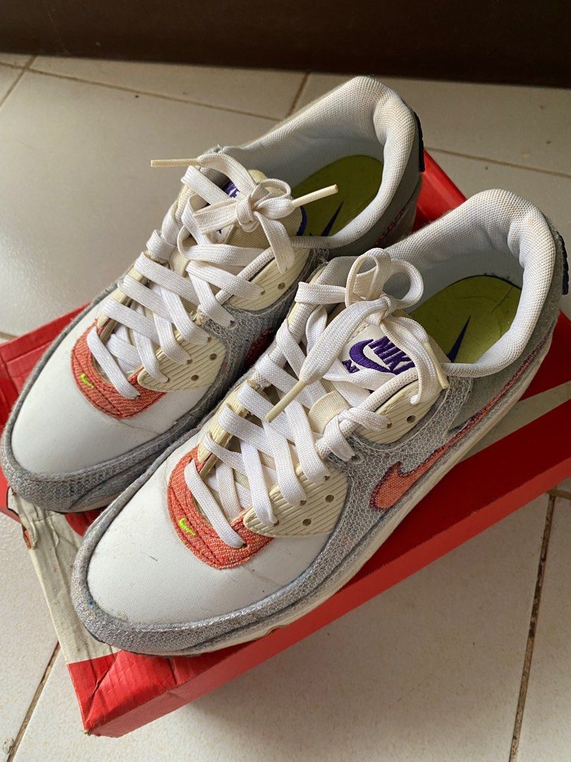 Nike Air Max 90 Sneakers (Category: Sneakers) located in Davao. Submitted by genmate (Listing ID 1405761451, Image 2). Description: Nike Air Max 90 - size: US 9.5M - no heel drags - needs wash.
