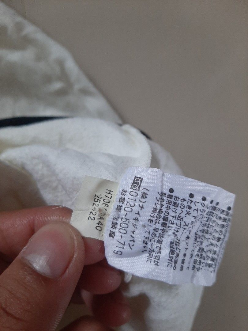 Nike Vest (Category: Vests) located in Siniloan. Submitted by rethr1ft (Listing ID 1405839993, Image 3). Description: - Nike sleeveless jacket vest - Size: L - Color: White with black trim and pocket - Features full zipper closure - Made in Thailand - Includes Japanese text on tag - Small Nike logo on chest.