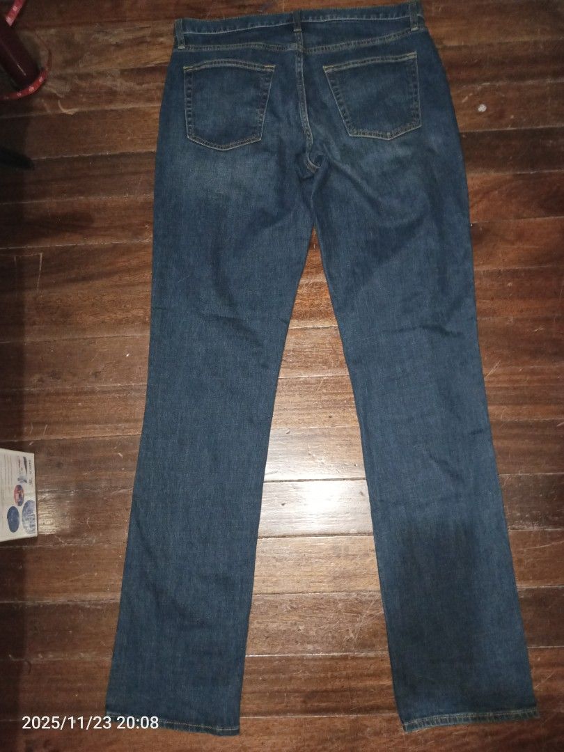 Old Navy Straight Jeans 33x36 (Category: Jeans) located in Mandaluyong City. Submitted by quickbee (Listing ID 1405845284, Image 2). Description: - Old Navy straight jeans for men - Size: 33x36 on tag - Actual measurements on tape shown in pictures - Classic blue wash - Button and zipper closure - Front and back pockets - Material: Cotton blend.