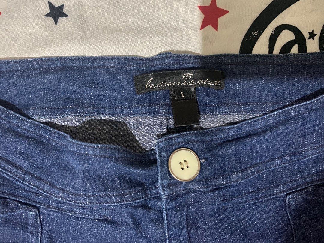 Preloved Kamiseta Denim Shorts (Category: Shorts) located in Kidapawan. Submitted by thriftfi.t (Listing ID 1405847922, Image 3). Description: - Kamiseta denim shorts - Dark blue color - Size L - Button closure - Two front pockets - Classic design - Flattering fit - Perfect for casual wear - Comfortable and stylish MoP: Instapay QR code (to be send by the seller) No COD No cancellations or bogus buyers.