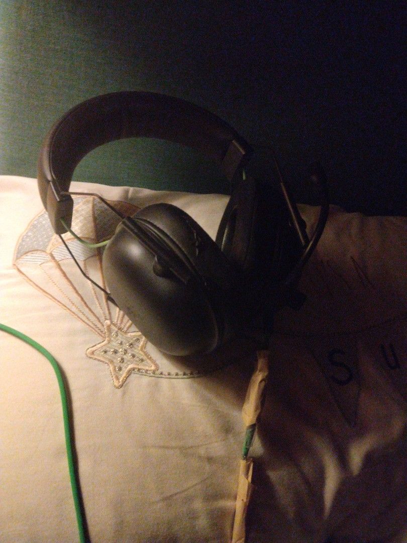 Razor blackshark V2 X wired headphones (Category: Headphones & Headsets) located in Manila. Submitted by jameshhq (Listing ID 1405891928, Image 1). Description: - Audio is still very clear -everything on the headphone is still working -the microphone is still working -everything is good as new flaws -the headphones covers is starting to peel off a bit -the wire cover on the headphone fell a lot I had to use tape to cover it up. .