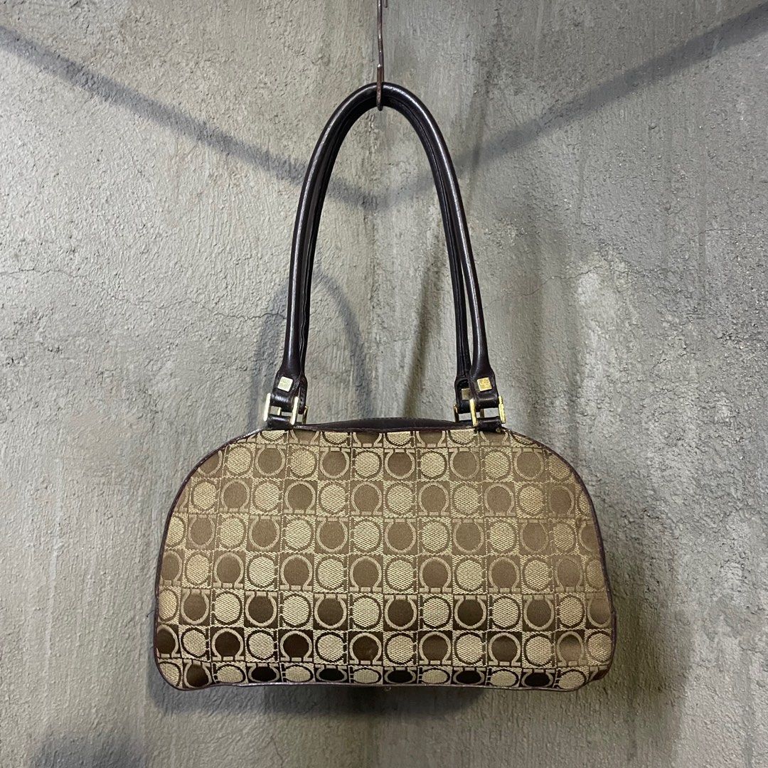 Salvatore Ferragamo Bowling Bag (Category: Luxury Bags & Wallets) located in Bacolod City. Submitted by classy.glamour (Listing ID 1405878098, Image 1). Description: Salvatore Ferragamo Bowling Bag Vintage Size: Medium Condition: Excellent Flaw: Missing puller only.