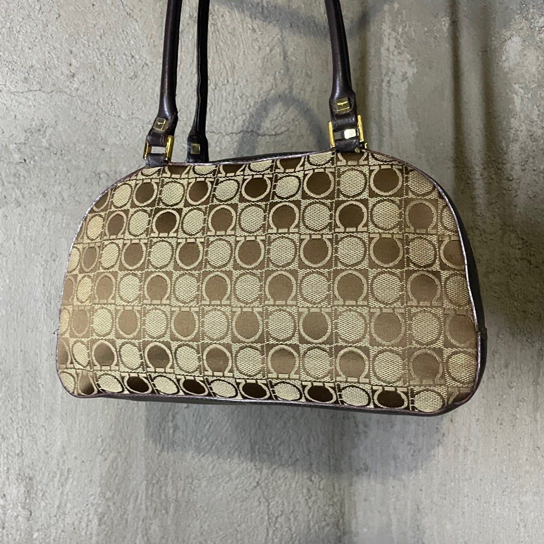 Salvatore Ferragamo Bowling Bag (Category: Luxury Bags & Wallets) located in Bacolod City. Submitted by classy.glamour (Listing ID 1405878098, Image 2). Description: Salvatore Ferragamo Bowling Bag Vintage Size: Medium Condition: Excellent Flaw: Missing puller only.