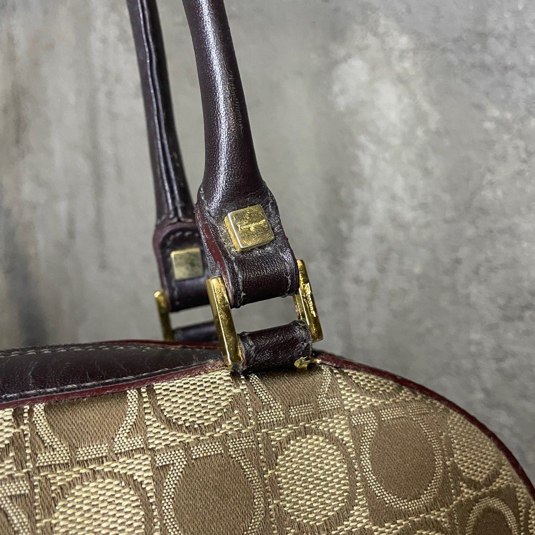 Salvatore Ferragamo Bowling Bag (Category: Luxury Bags & Wallets) located in Bacolod City. Submitted by classy.glamour (Listing ID 1405878098, Image 3). Description: Salvatore Ferragamo Bowling Bag Vintage Size: Medium Condition: Excellent Flaw: Missing puller only.