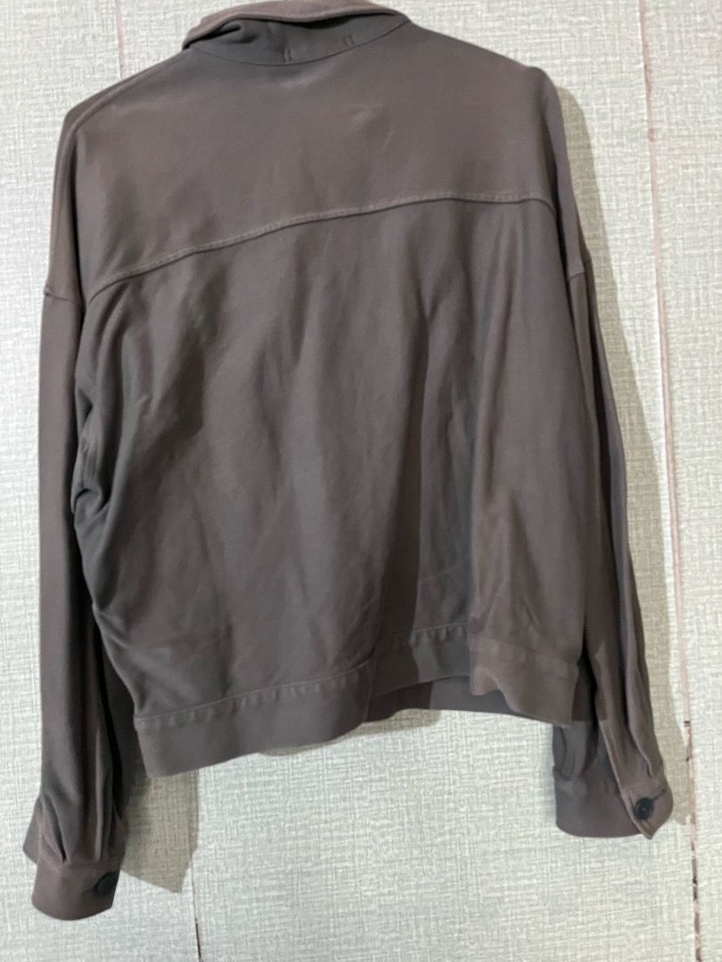 Uniqlo Jersey Relaxed Jacket Dark Green (Category: Coats, Jackets and Outerwear) located in Manila. Submitted by patgozum (Listing ID 1405843811, Image 3). Description: with discoloration due to heat.