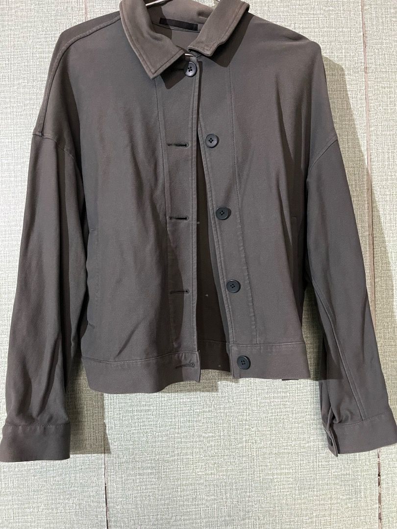 Uniqlo Jersey Relaxed Jacket Dark Green (Category: Coats, Jackets and Outerwear) located in Manila. Submitted by patgozum (Listing ID 1405843811, Image 1). Description: with discoloration due to heat.