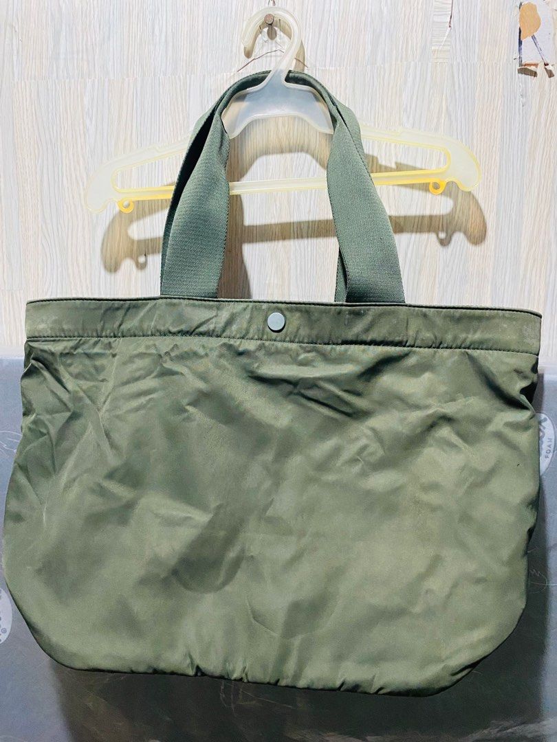 Uniqlo Tote Bag (Category: Tote Bags) located in Manila. Submitted by badeth11 (Listing ID 1405753247, Image 2). Description: Decluttering! 💯 Original Uniqlo tote bag (mint green) Used it for office bag. Has minow flows Need lang po labhan, since naka stock na lang..