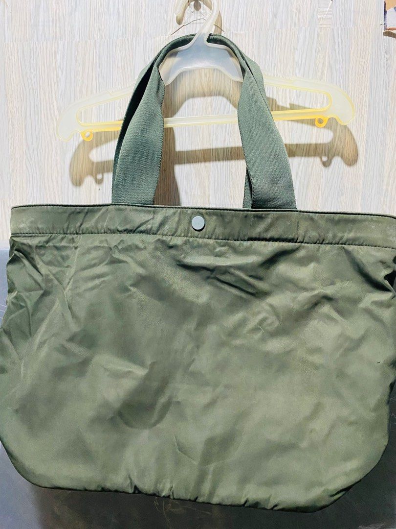 Uniqlo Tote Bag (Category: Tote Bags) located in Manila. Submitted by badeth11 (Listing ID 1405753247, Image 3). Description: Decluttering! 💯 Original Uniqlo tote bag (mint green) Used it for office bag. Has minow flows Need lang po labhan, since naka stock na lang..