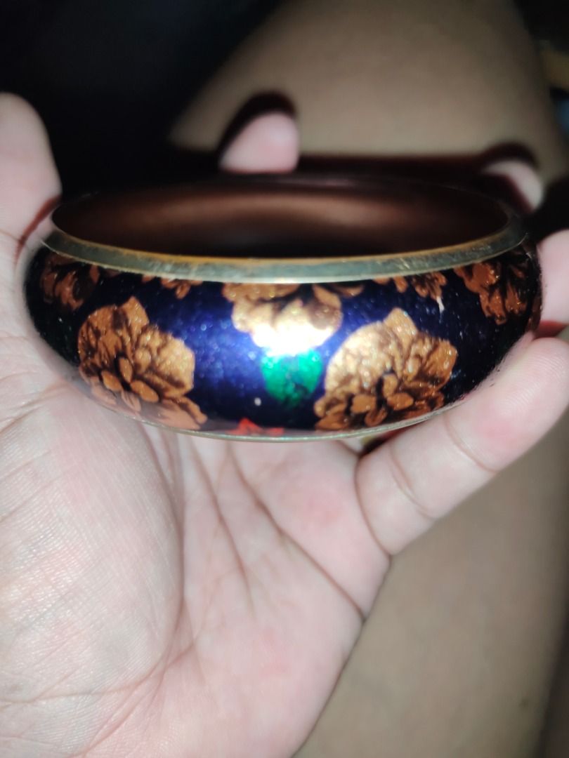 Vintage Floral Bangle (Category: Bracelets) located in Legazpi City. Submitted by roxy420 (Listing ID 1405786530, Image 1). Description: Beautiful vintage bangle with a dark blue base and intricate floral design. The bangle features a gold-colored trim. The floral pattern is in shades of gold and brown. A unique and elegant accessory..