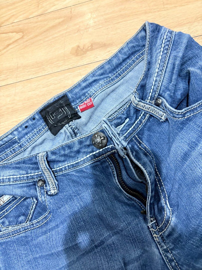 Y2k Mid Rise Jeans with Studded Pockets (Category: Jeans) located in Manila. Submitted by d3clutterwithabg (Listing ID 1405839417, Image 3). Description: - Bootcut jeans -W26 - L40 - Studded back pocket detail - Mid-rise - Classic blue wash - Zip fly closure - Gently worn💗.