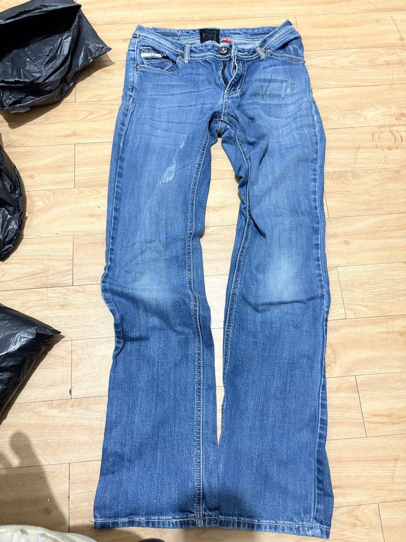 Y2k Mid Rise Jeans with Studded Pockets (Category: Jeans) located in Manila. Submitted by d3clutterwithabg (Listing ID 1405839417, Image 2). Description: - Bootcut jeans -W26 - L40 - Studded back pocket detail - Mid-rise - Classic blue wash - Zip fly closure - Gently worn💗.