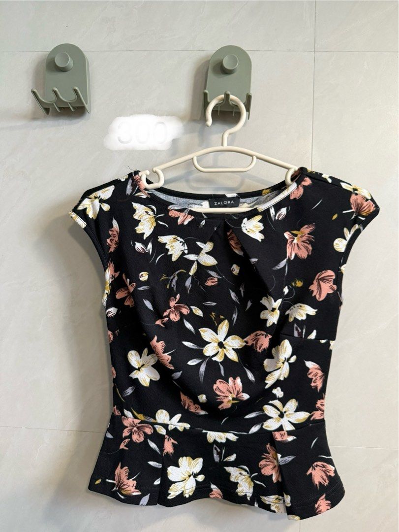 ZALORA Floral Top XS (Category: Blouses) located in Pasig City. Submitted by superpinya (Listing ID 1405730855, Image 1). Description: - ZALORA floral top - Size: XS - Color: Black base with floral pattern - Design: Peplum hem, cap sleeves, round neckline.