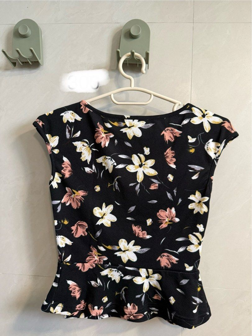 ZALORA Floral Top XS (Category: Blouses) located in Pasig City. Submitted by superpinya (Listing ID 1405730855, Image 2). Description: - ZALORA floral top - Size: XS - Color: Black base with floral pattern - Design: Peplum hem, cap sleeves, round neckline.