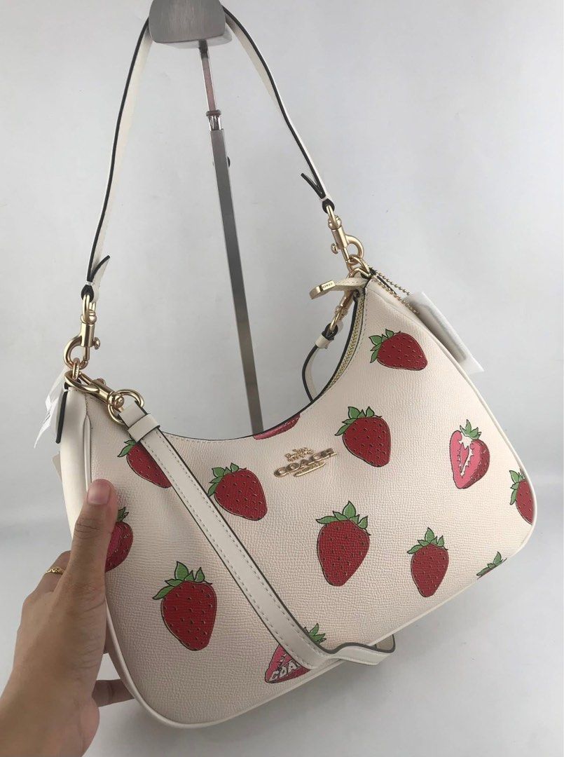 ☘️ CCH Teri Hobo (Category: Luxury Bags & Wallets) located in Manila. Submitted by vera.prudence (Listing ID 1405945879, Image 2). Description: ☘️ CCH Teri Hobo L29*H23*W9cm P2,000 Actual Photo Plus SF.