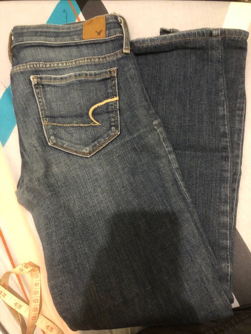 American Eagle Skinny Jeans (Category: Jeans) located in Pasig City. Submitted by boundless93 (Listing ID 1406061883, Image 2). Description: - American Eagle skinny jeans - Classic blue wash - Size: 4, 30" medida - Features a zip fly and five-pocket design - Signature logo on back pocket With freebie.