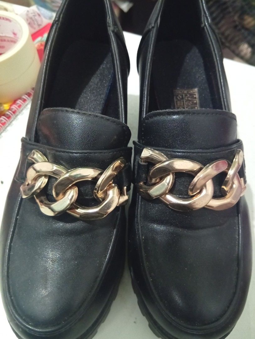 Black Loafers with Gold Chain (Category: Loafers) located in Caloocan City. Submitted by celinesrtw (Listing ID 1406062731, Image 2). Description: Stylish black loafers featuring a chunky gold chain detail. These shoes have a block heel and a lug sole for added style and comfort. The size is 37. Perfect for adding a touch of edge to any outfit. These shoes are a versatile addition to your wardrobe..