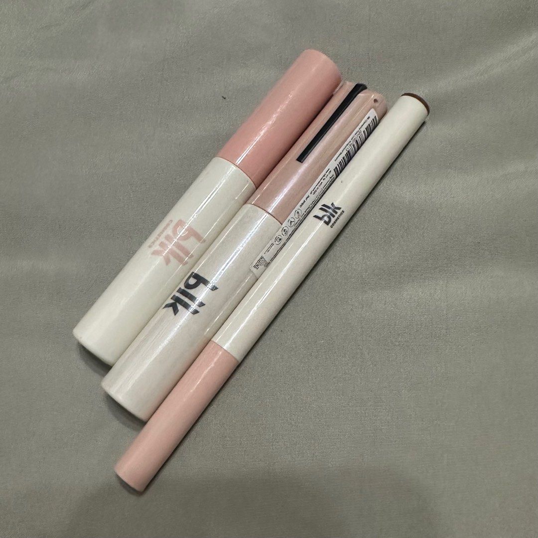 BLK Cosmetics Makeup Set (Take All) (Category: Makeup) located in Makati City. Submitted by prelovedbymba (Listing ID 1406076698, Image 1). Description: - blk Cosmetics makeup set. - Includes: mascara, multi-use pen, and lip liner. - Features a stylish white and pink color scheme. Di nagamit may plastic pa lahat! Nabili ko to ng 3 items for 1k+ halos selling it for 700 pesos onlyy.