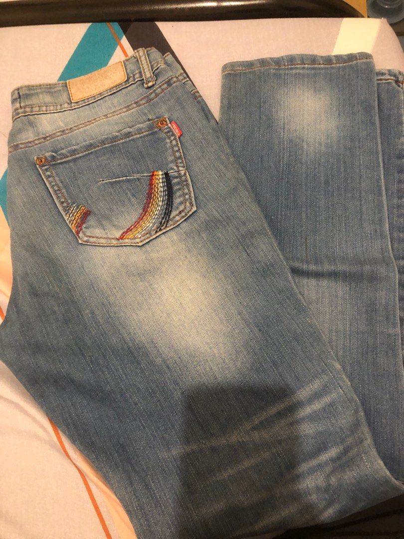 Blue Jeans Size 29 (Category: Jeans) located in Pasig City. Submitted by boundless93 (Listing ID 1406067881, Image 1). Description: - Light blue jeans - Size 29 on tag, fits 31-32 medida size - Unique rainbow stitching on back pocket - Classic five-pocket design With freebie.