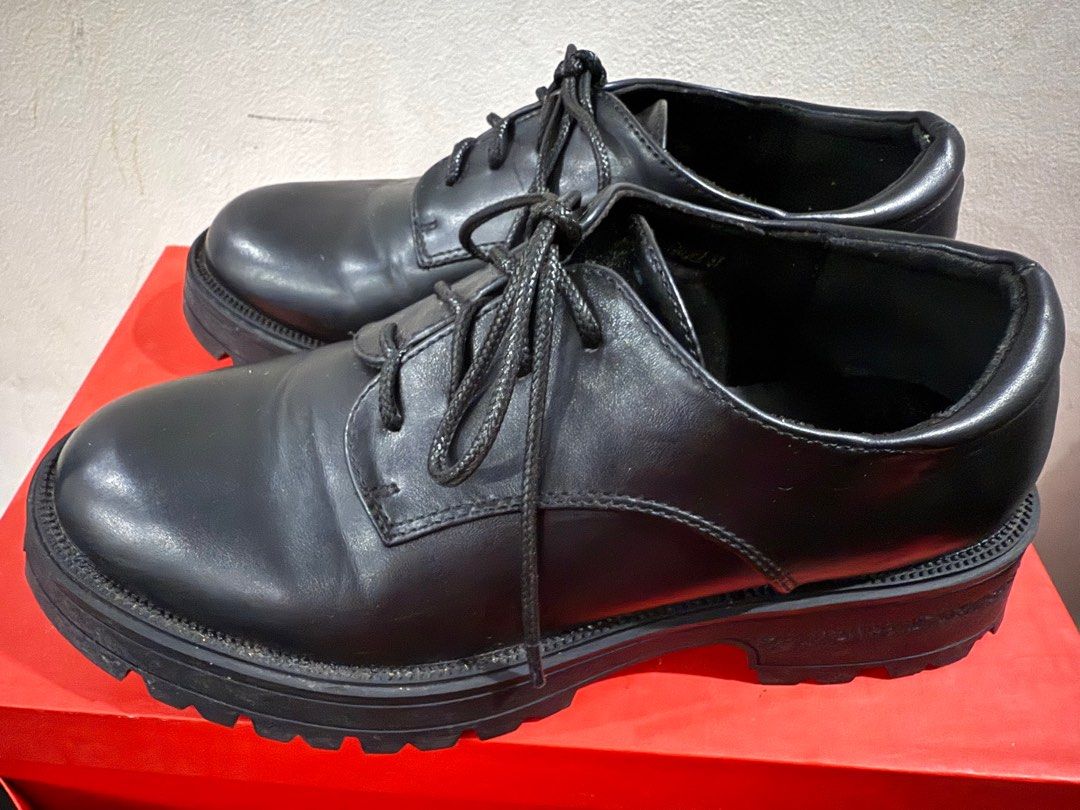 CLN Black Shoes (Category: Loafers) located in Manila. Submitted by pickstuff (Listing ID 1405909837, Image 2). Description: Black Shoes Looks New Great for everyday use .