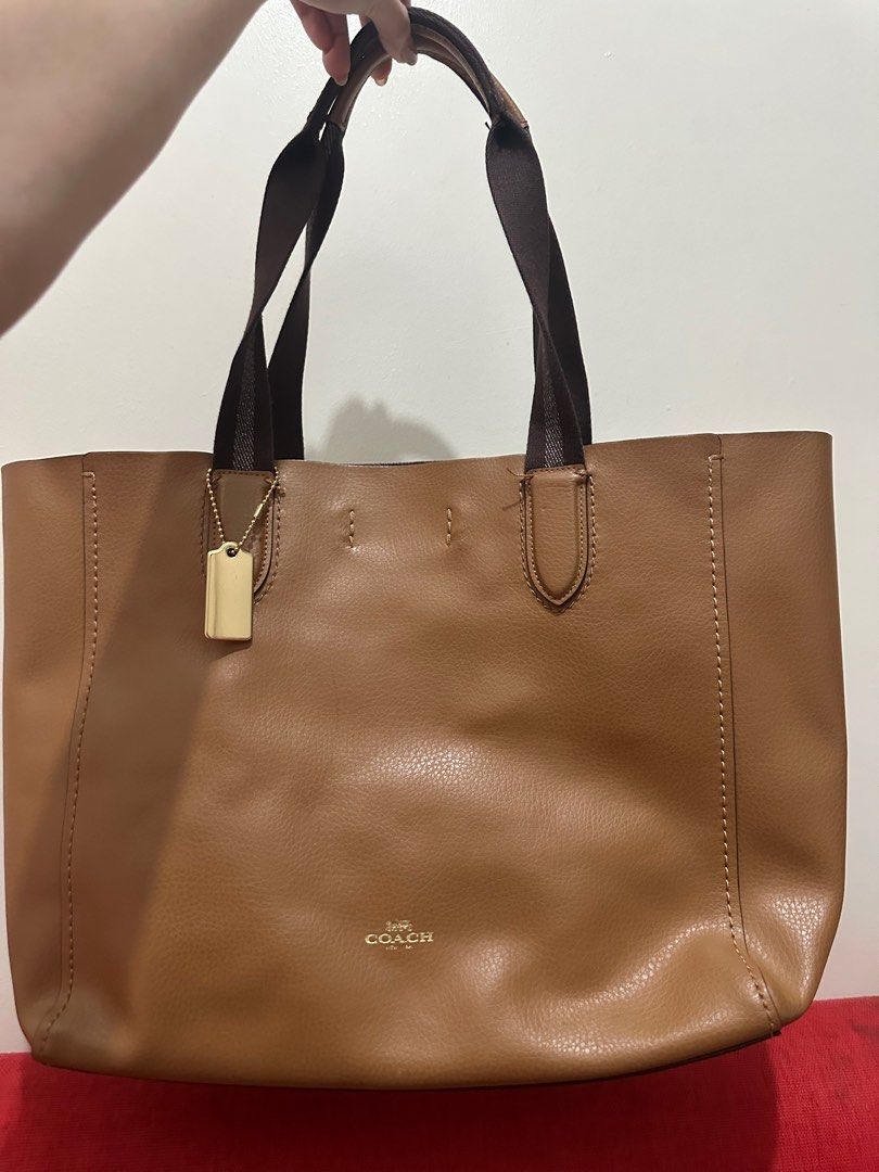 Coach Shoulder Bag (Category: Luxury Bags & Wallets) located in San Juan City. Submitted by biatchhhh (Listing ID 1405969957, Image 1). Description: Rarely used- Original from USA can fit Ipad and Macbook 13" Message me for more pictures Negotiable.