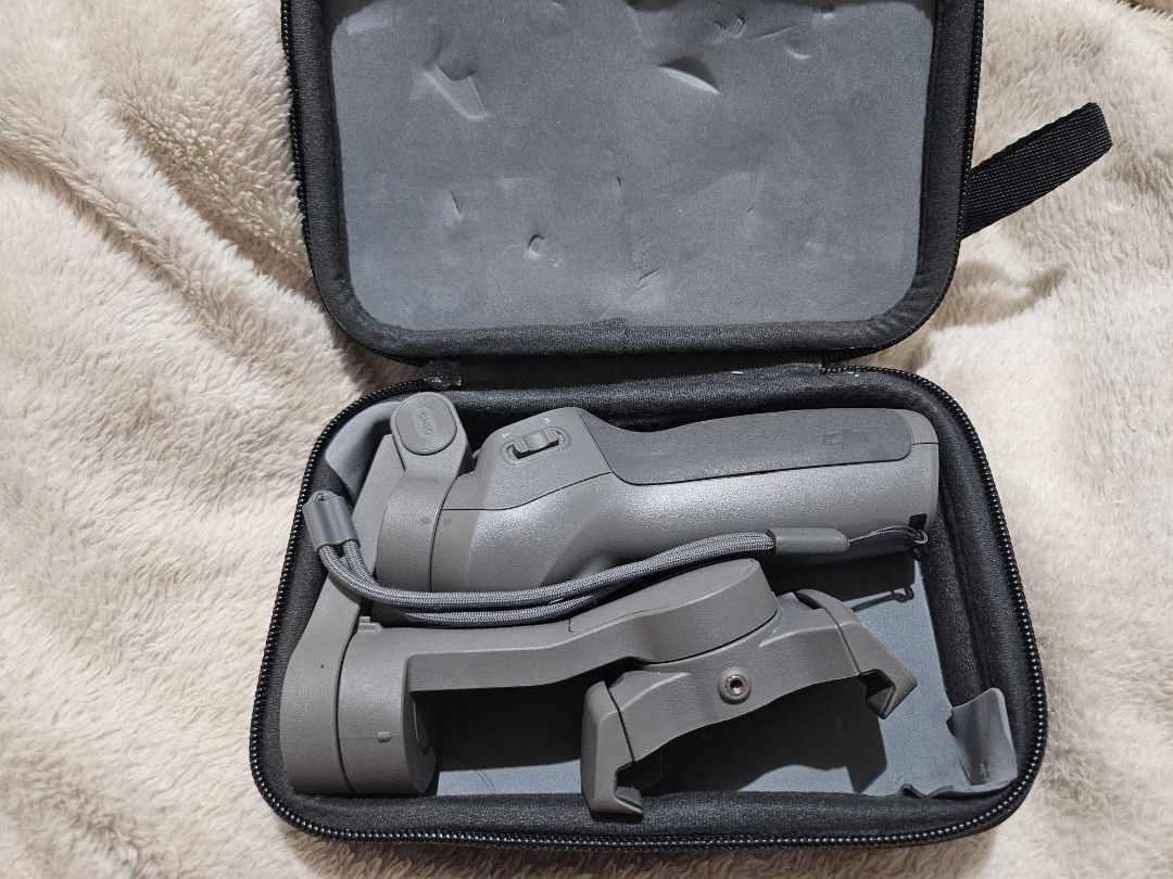 DJI Osmo Mobile 3 (Category: Gimbals & Stabilizers ) located in Makati City. Submitted by looneytooney (Listing ID 1405977704, Image 2). Description: no more charger. type c phone charger may be used free shipping within metro manila #carousave2026.